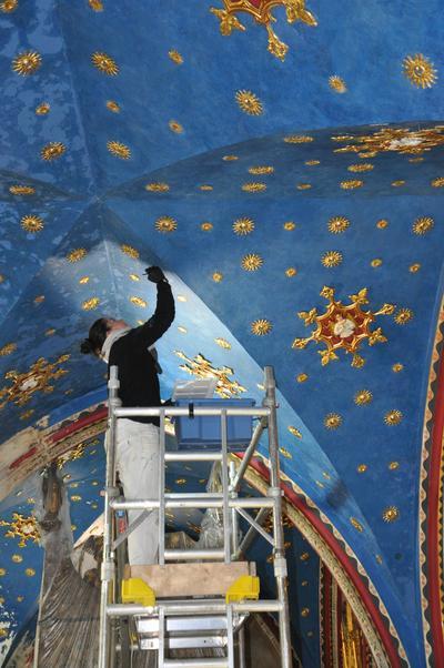 16 - Conservator Elisa Fascia retouching the vault in bay 3.JPG