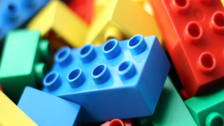 plastic_lego_arto_alanenpaa_cc_by-sa_4.0_crop_3.jpg